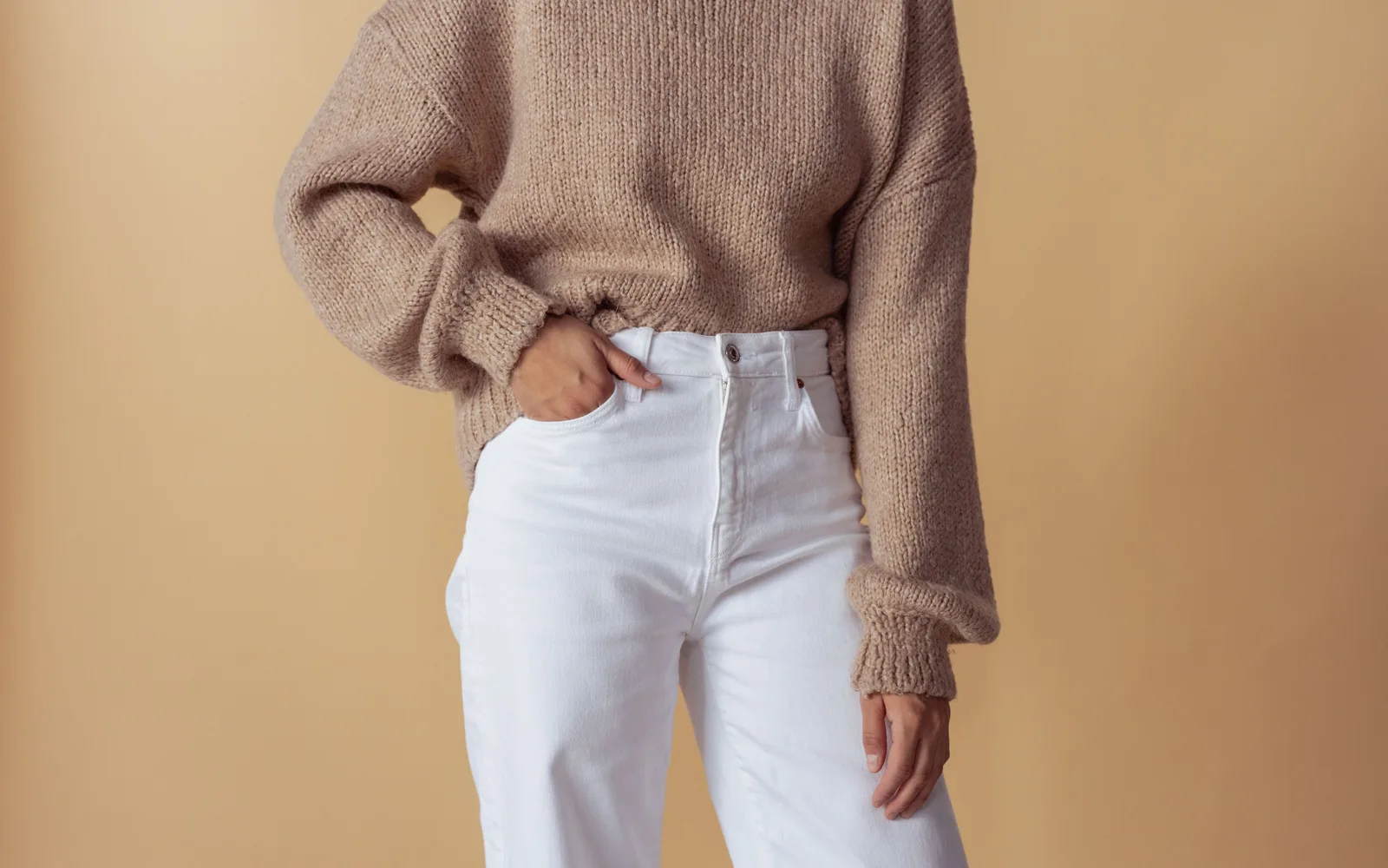Vêtements pliés et suspendus dans un dressing clair
